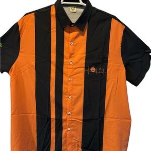 A Halloween festive shirt in shirt sleeve pocketed 3xl.